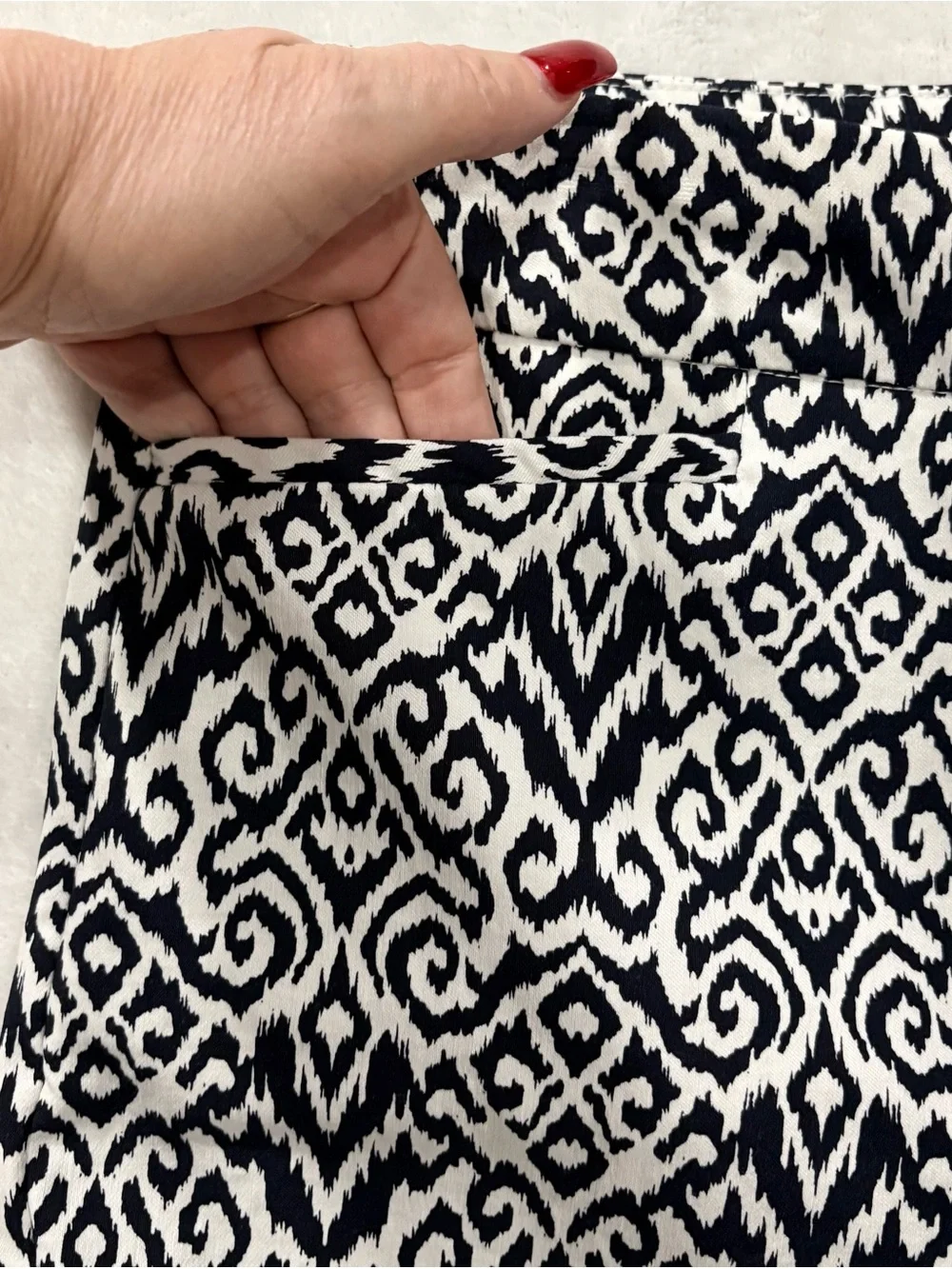 Chico’s Black & White Geometric Stretch Bermuda Shorts Size 2.5 = Women’s L/14